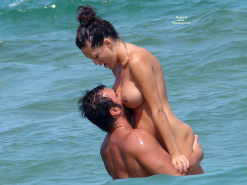 ilovehugetits:  How could you say no to multiple topless girls 