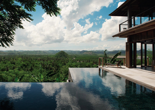 In Indonesia, on Lombok island, a stunning villa overlooks the jungle… and a breathtaking sun