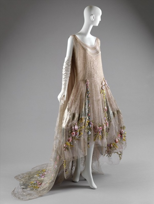 jaclcfrost:and here’s a dress from 1928 designed by the boué sisters aka an actual