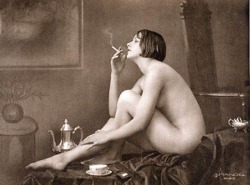 una-lady-italiana:  SMOKING NUDE - 1933 POSTCARD
