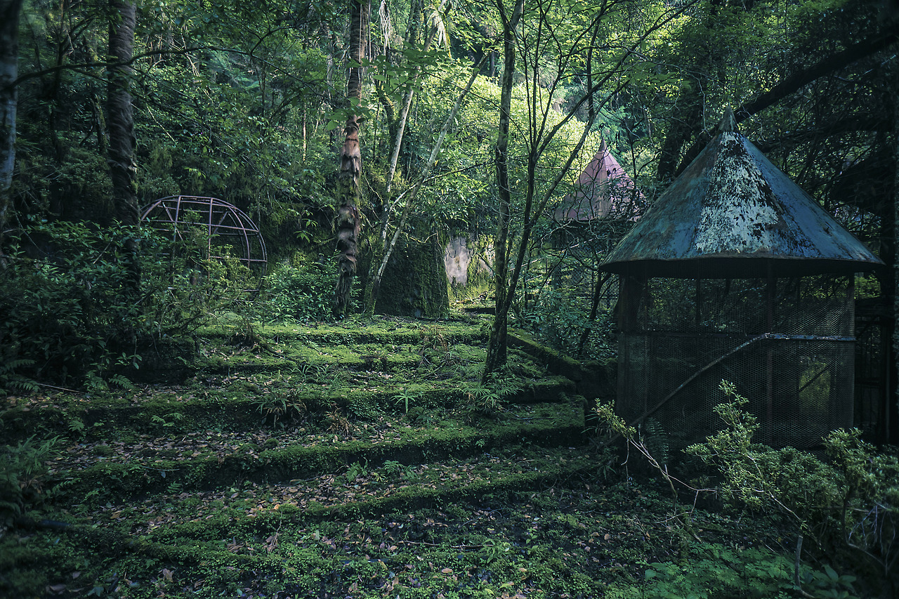 elugraphy:Abandoned   playground in forest 01.