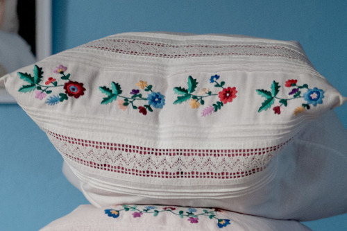 polishcostumes:  Fragment of embroidery from Opoczno, central Poland. Source: jarmarkjagiellonski.pl