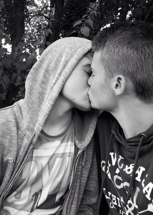It isn’t common to see gays out and about kissing like this. We frequently see boy kiss girls and me