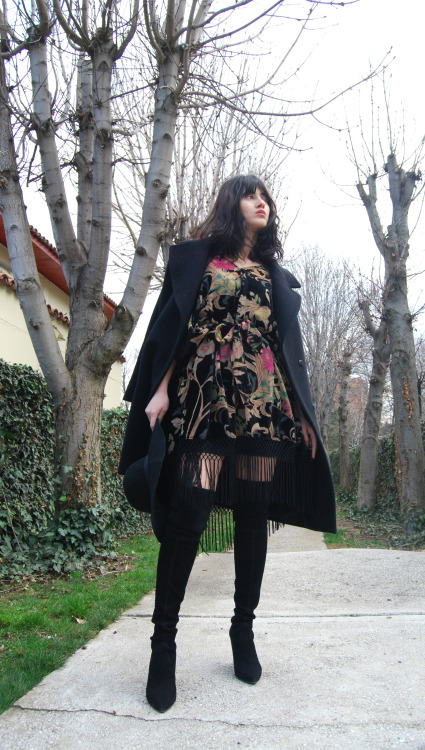 viabomboloni:Fringes, Over the knee boots and a flare hat.Fringe dress/elbise: ASOSCoat/kaban: Netwo