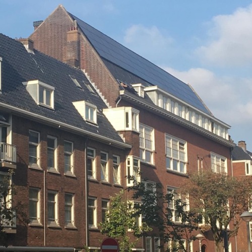 I’ve said it before, and I’ll say it again; roof lines fascinate me. #amsterdam #dailywalk #streetph