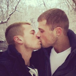 fuckyeahdudeskissing:  Fuck Yeah Dudes Kissing.