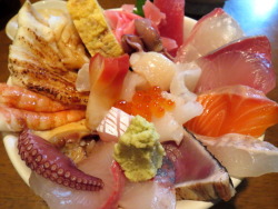 omame:毎日楽しく兼業農家 ビックリな海鮮丼＊神東寿司╱春日野道