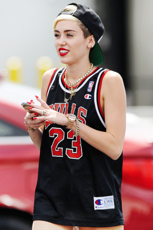 lemme-holla-at-you:  savannahblair:  gabelina:  did rihanna bleach her skin? is there