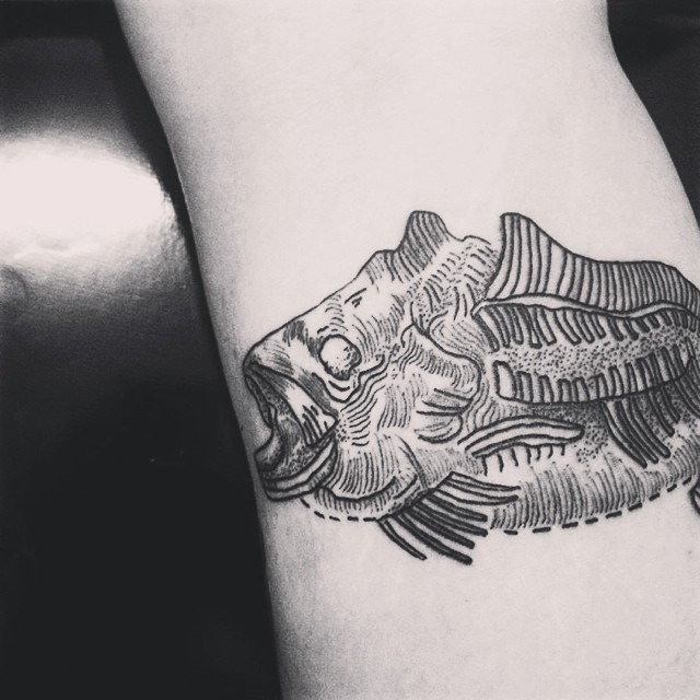 DEAD FISH TATTOO fish bone and heart  Salon de tatouage Tatouage Dessin  poisson