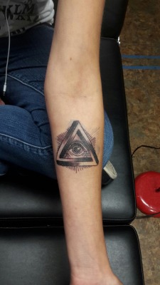 bodymark:  All seeing eye tattoo ✌🏻️ The-failure-of-the-young.tumblr.com