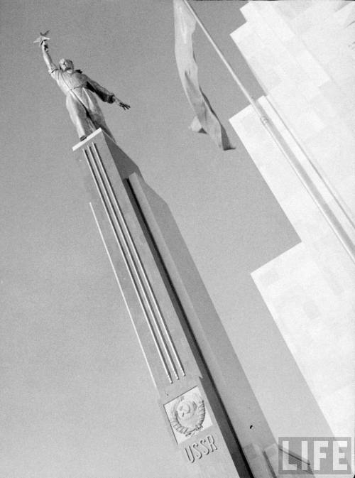 The Soviet Union’s pavillon at the New York World’s Fair(Margaret Bourke-White. 1937?)