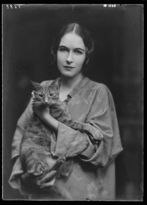 Vintage everyday: 22 Adorable Studio Portrait Photos of Young Girls with Buzzer the Cats from betwee