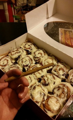 shawtynug:  buthaveyoutriedweed:  Wow I’ve never seen something so perfect before  I really want cinnamon buns now… 