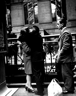 onscreenkisses: Farewells at Penn Station by Alfred Eisenstaedt for ‘LIFE Magazine’