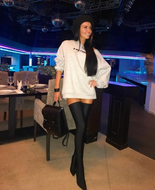 hot-legs-heels: Repost @katya_ivanova_live by @media.repost: Сочетание небрежного мужского бомбера и