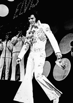 princefromanotherplanet:  January 14, 1973. Elvis Presley saying goodbye to his fans before exiting stage. 