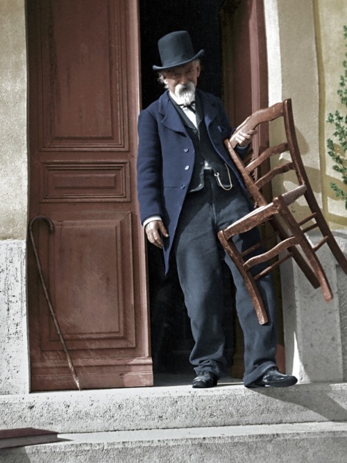 painters-in-color: Paul Cézanne outside his studio at Les Lauves in Provence. Photo was taken