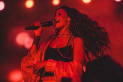 robyncandids:    Rihanna performing at Rock