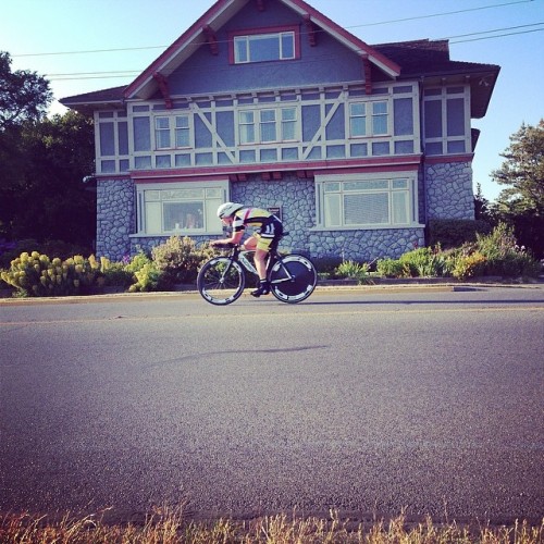 elephant–shoes: Watching time trials on Dallas Road. #cycling #victoriainternationalcyclingfes