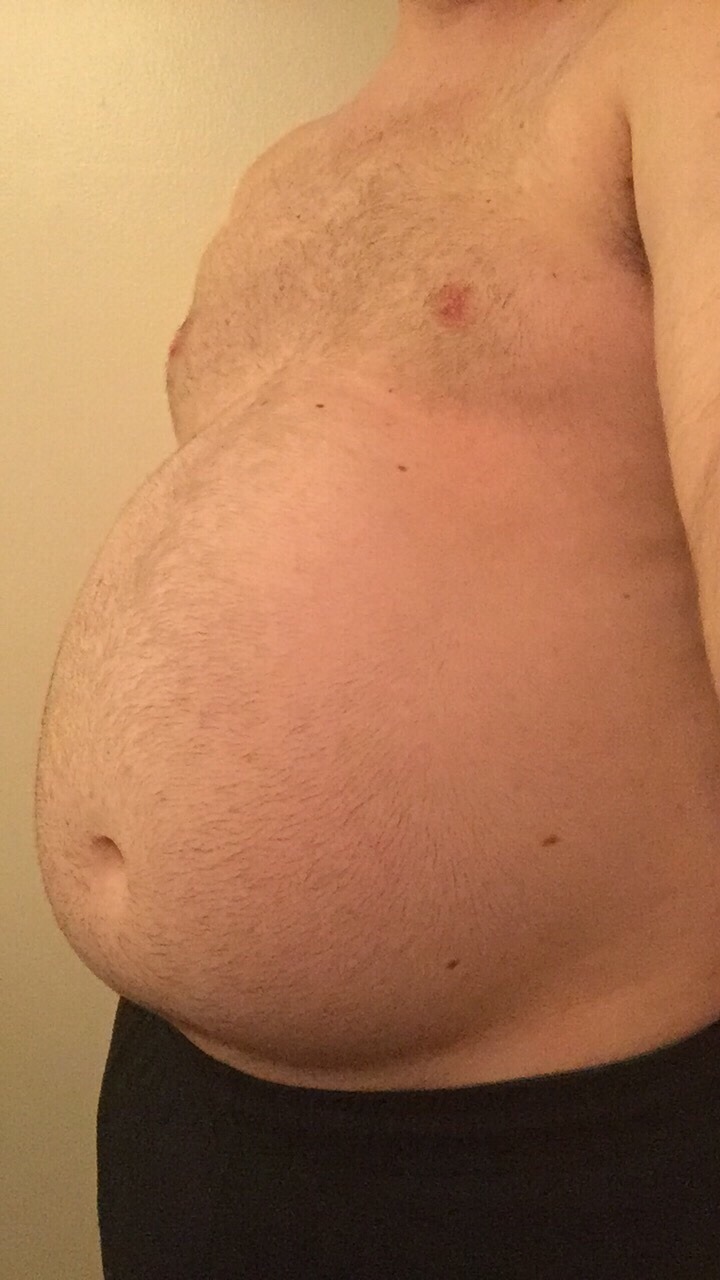keepembloated:  bellybooster:  New gains   Wow… I’d so love to rub that belly!
