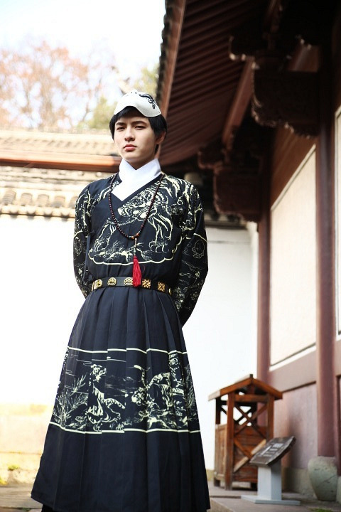 mingsonjia:  Chinese Hanfu for men in style of 曳撒 (yisan, red and green) 贴里 (tieli, blk) and 圆领袍 (yuanlingpao, white) designed by 槐序赋 Huaixufu 