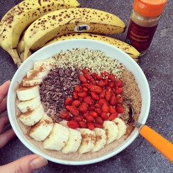 laurentelford1996:  The best post-walk/run Sunday brunch re-fuel 💗🌿 raw buckwheat porridge with bananas, dates, cacao &amp; maca, topped with more banana, cacao nibs, goji berries, shelled hemp, ground flaxseed &amp; cinnamon 😋💃 “people