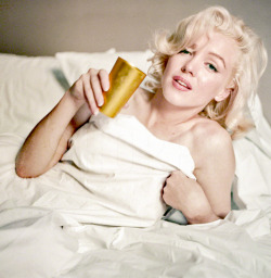 missmonroes:  Marilyn Monroe photographed