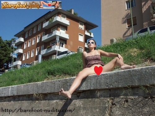 SENSATIONAL UPDATE from BAREFOOT NUDITY!!! This time The Feetosopher brings the subscribers to the site INSIDE A BAREFOOT NUDITY SHOOTING, starring CHAT NOIR!!! An exceptional PHOTO-VIDEO DOCUMENTARY of BAREFOOT URBAN EXHIBITIONISM IN THE MAKING!!!