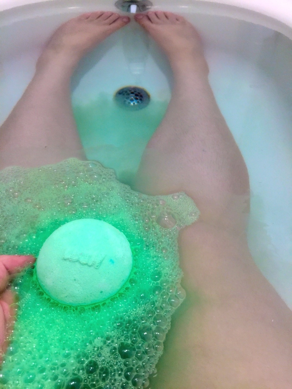 fatandfabulousmermaid:  Avo Bathbomb from Lush 🍋💚  ((there’s no fucking avocado