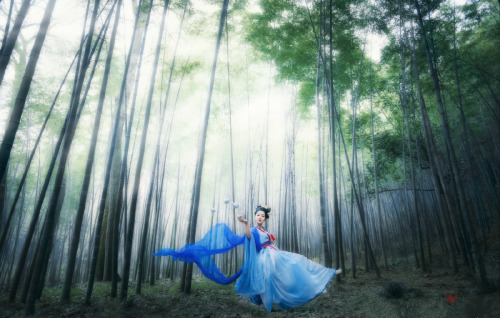 Artistic conception photography: 神女shén nǚ or 仙女 xiān nǚ, immortal beauties living in heavenly realm