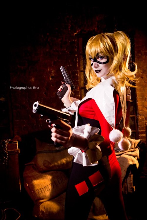 cosplayblog:  Submission Weekend! Harley Quinn from DC Universe  Cosplayer & Submitter: Mari Evans [TM / DA / FB / WO]Photographer: Eva  