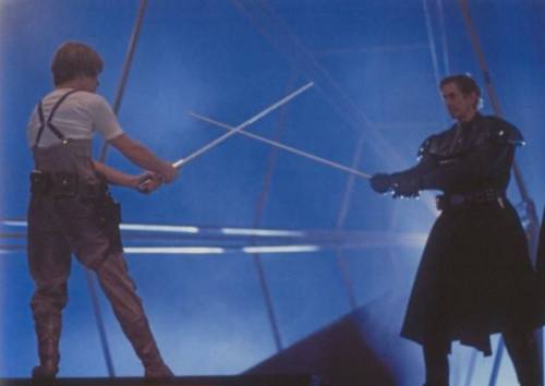 riseoftheempirefanfilm: Behind the scenes of the original trilogy. Mark Hamill practicing his lights