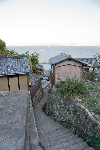 fromthefloatingworld: とある階段、臨む水平線 by mayor_of_clutch0625 on Flickr.