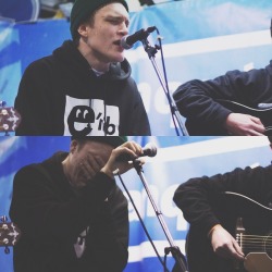 necksheep:  edhatesyou:  righthrough:  cunt-overboard:  xxyou-had-me-at-helloxx:  arrowzs:  hnnhbkrby: Ben Barlow / Neck Deep @ Banquet Records  oh my god :(  Aww Ben :’(  this actually brakes my heart  aw  he was faking you twats (I was two meters