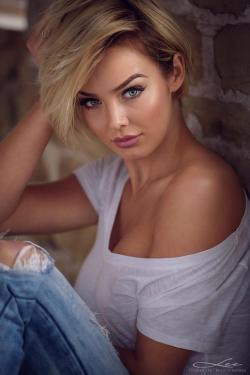 White-Shirts-Jeans:  Rosie Robinson