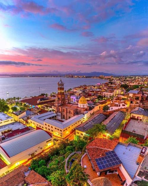 mexicoporsiempre: Atardecer en Puerto Vallarta, Jalisco Foto IG:robertoestrada