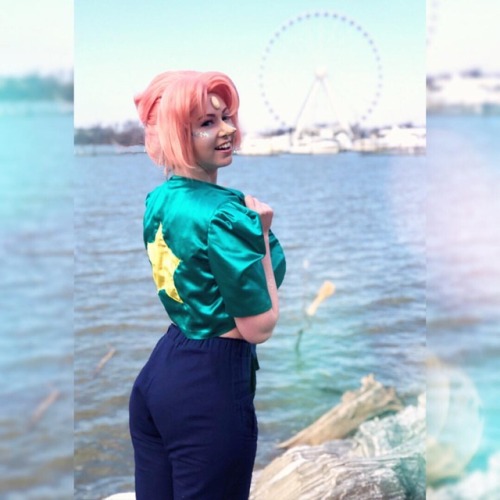 Welcome to Beach City! ⭐️ Pearl makeup tutorial link in my bio! Photo by @boots.dono Wig by @c80sthi