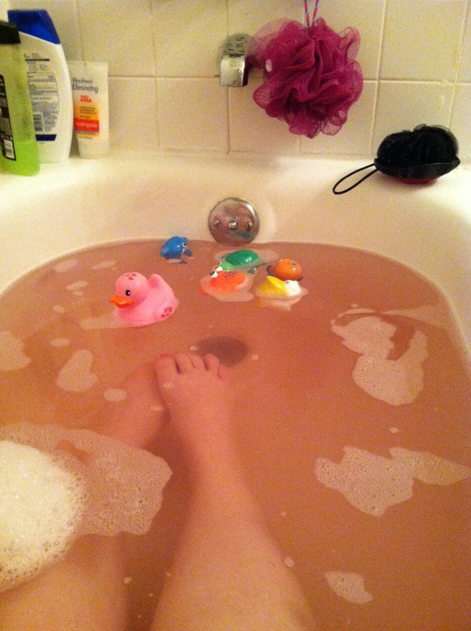bearbears-little-princess:  Papa bought a bath bomb for me and.. It turned my bath