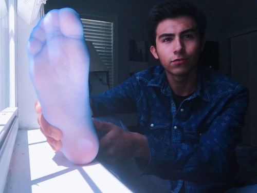 malesheers:Sheer feet Friday! Love the way these blue hose make my feet look under the sunlight☀️ Ho