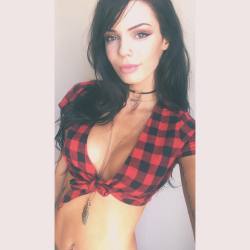 sabrina-nellie:  Still on cam! Might go see