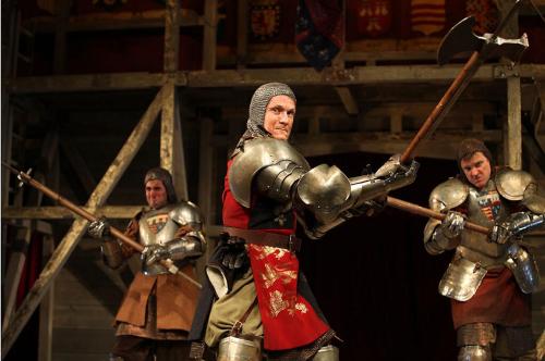globefan:Henry V piccies© Stephen VaughanJamie Parker as Harry, Brendan O’Hea as Fluellen, and 
