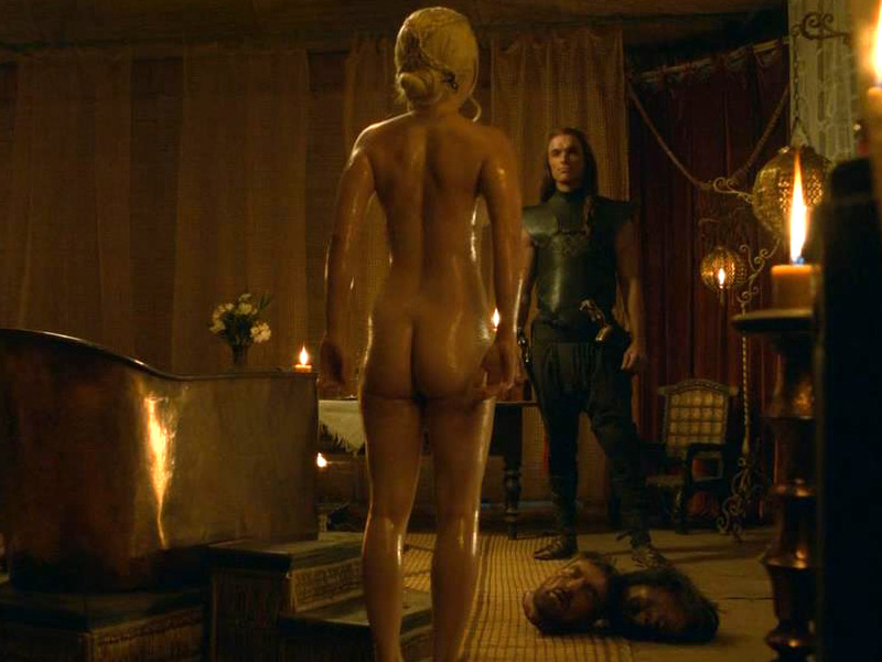 nerdygirlsnaked:  Emilia Clarke naked in Game of Thrones season 3 episode 8. Those