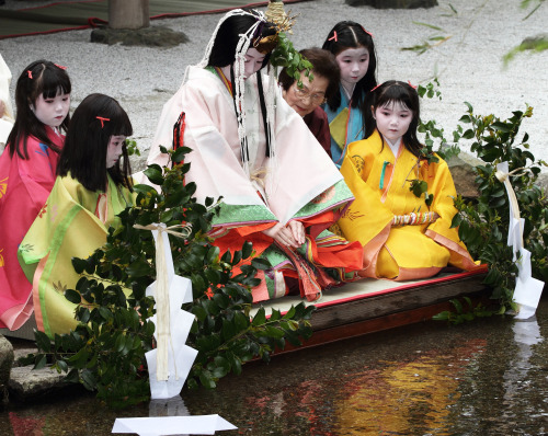 Ceremonial prification at the Kamigamo Shinto shrine, Rakuhoku area, Kyoto. May 4, 2012. Photographe