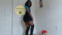 kenyagoldengirl:  Look who’s fly af and online…oh me :) KenyaGoldencam.com  