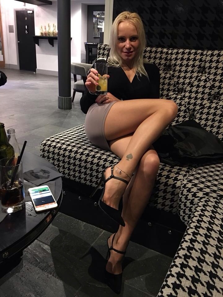 hotwifetara:  Out on my date to local bar with a special friend :) x