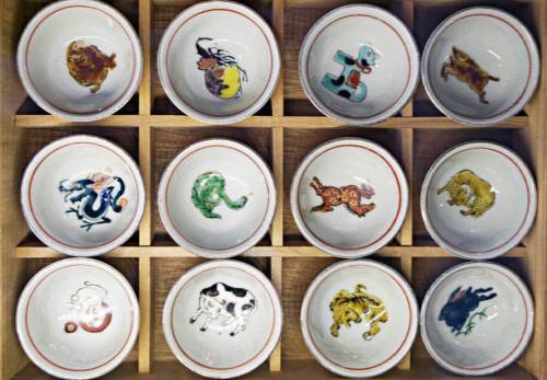 Signos del zodiaco chino en pequetes tazines de té | Chinese zodiac signs on small teacups | Kínai h