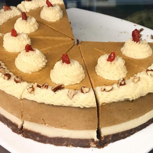 Pumpkin Pie Cheesecake is back @suncafela And Yes, it is as good as it looks. #veganpumpkinpie #vega