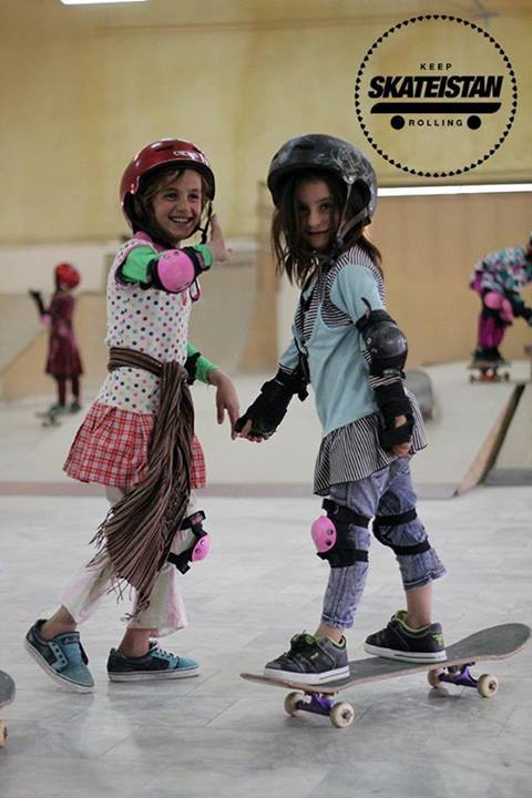 afghanistaninphotos:  Girls skating - Afghanistan (x)   Way to go ladies