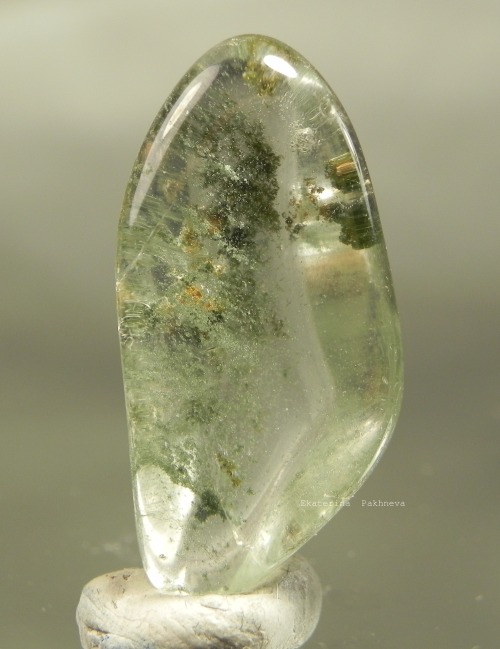 minerali-list:Quartz with chlorite inclusionRussia, Middle Urals, Sverdlovsk oblastPhoto: Ekaterina 