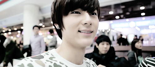moontaee-blog:   27/50 random gifs of Minhyun ♥ 